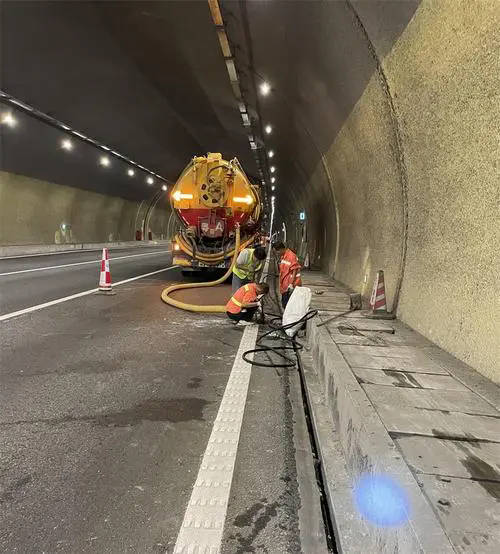 矿区隧道排水渠清淤